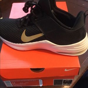 Size 11 Bella woman Nike AirMax